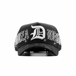 vista frontal de la gorra fuerza crystals de dandy hats x fuerza regida