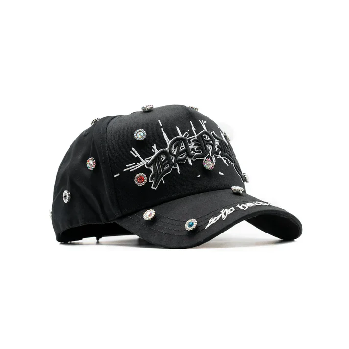 vista lateral en angulo frontal de la gorra dandy hats x lil baby bling