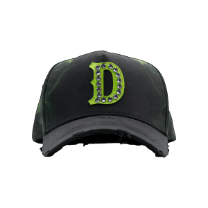 vista frontal de la gorra veneno con bordado y piedras